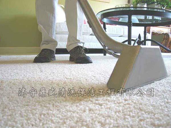地毯清洗的時候如果是新地毯或新清洗過的地毯還可以噴一點防污整理劑