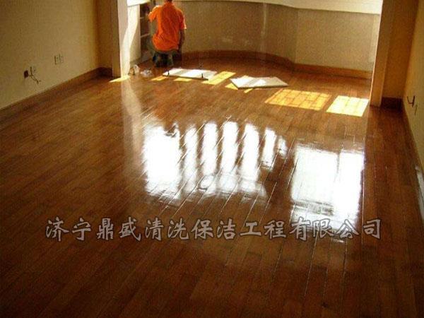木地板打蠟能夠更好的起到保養地板，延長地板的使用壽命的作用